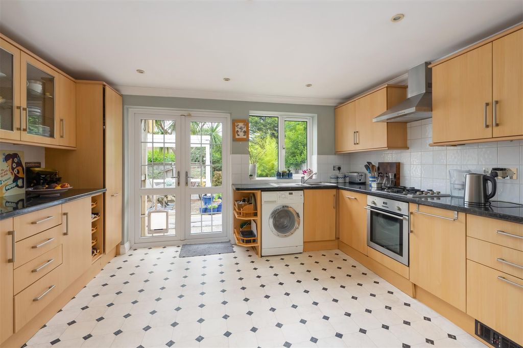 Property photo 3 of 22 Belton Close, Whitstable