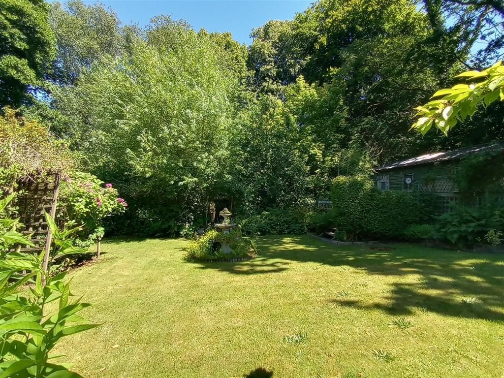 Property photo 2 of 25 Mature Lawned Gardens