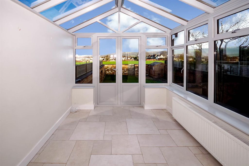 Property photo 3 of 13 5-Bed-Kings-Road3.Jpg