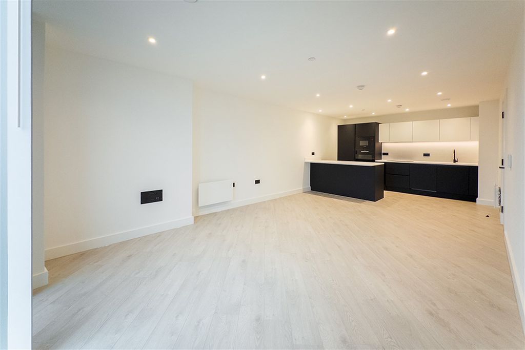 Property photo 2 of 15 (Main)
