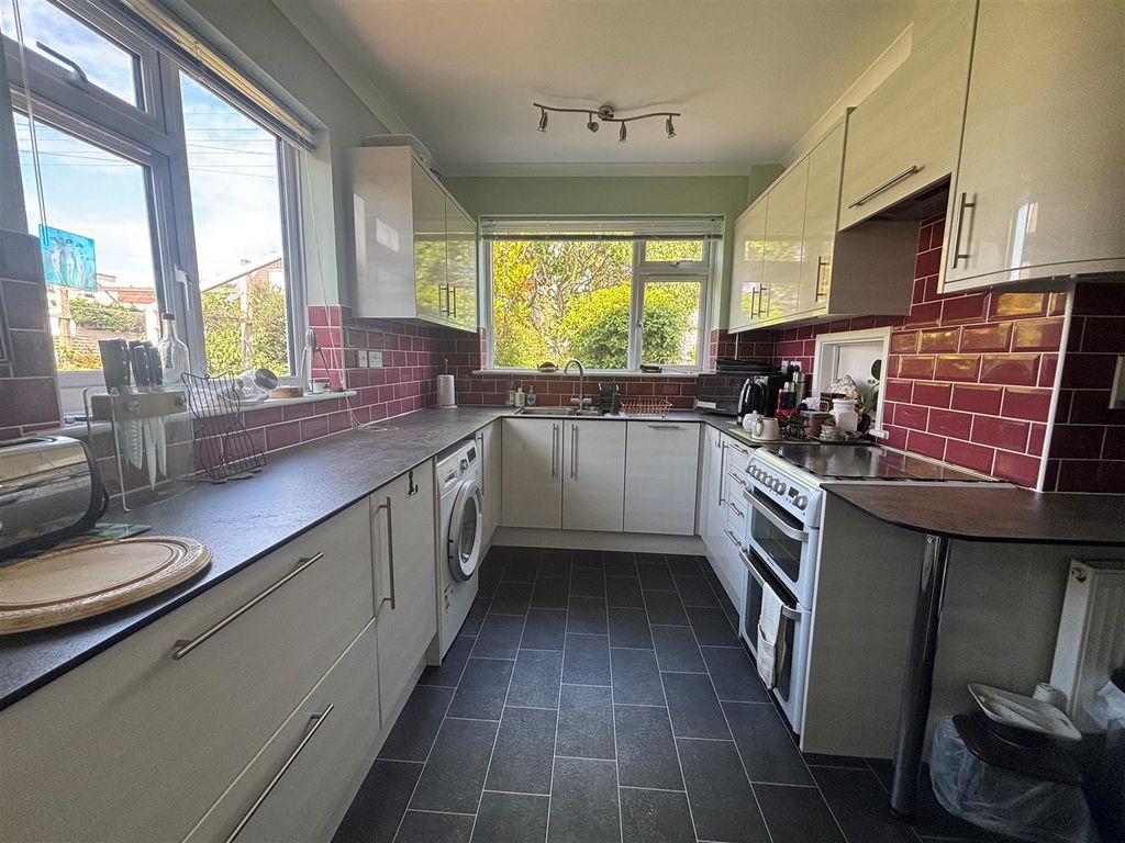 Property photo 3 of 18 Kitchen