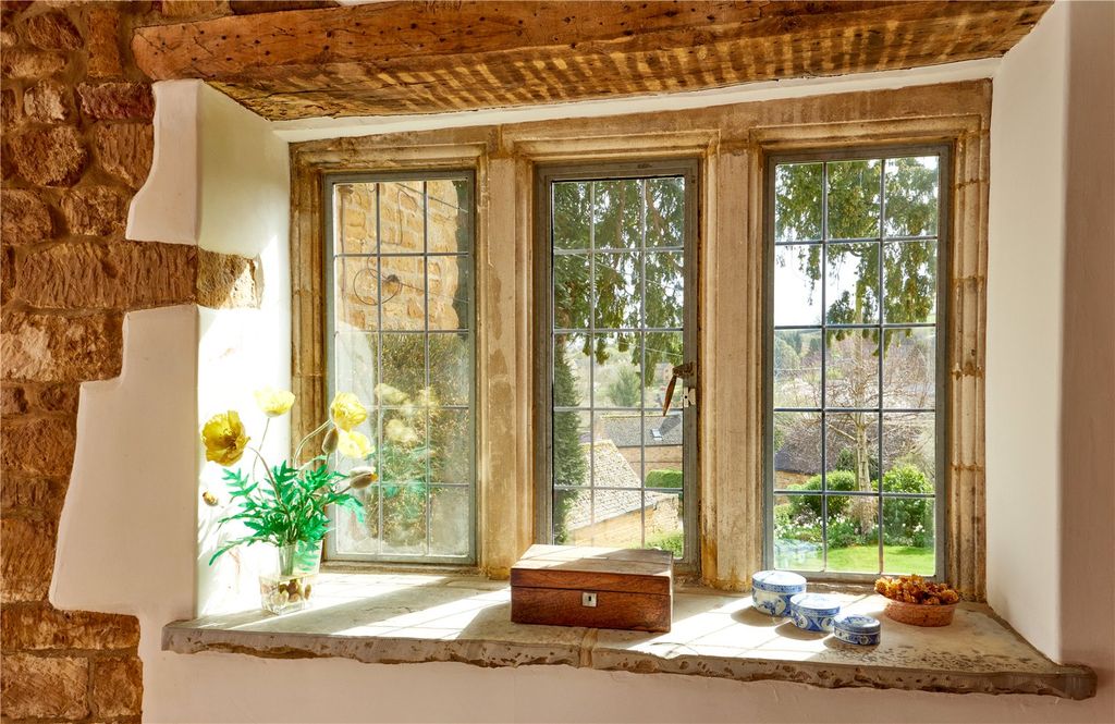 Property photo 3 of 22 Mullion Window