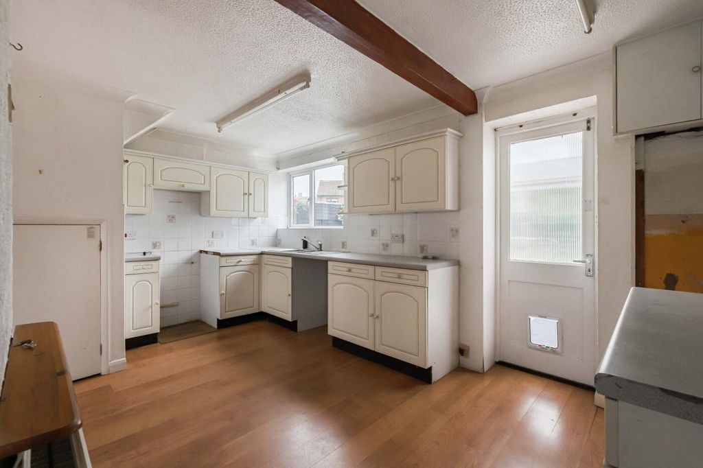Property photo 3 of 26 Kitchen