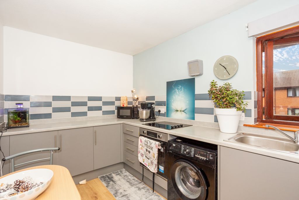 Property photo 3 of 23 Dine-In Kitchen