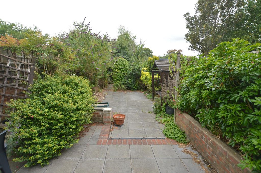 Property photo 3 of 14 15 Maswell Park Crescent Gdn.Jpg