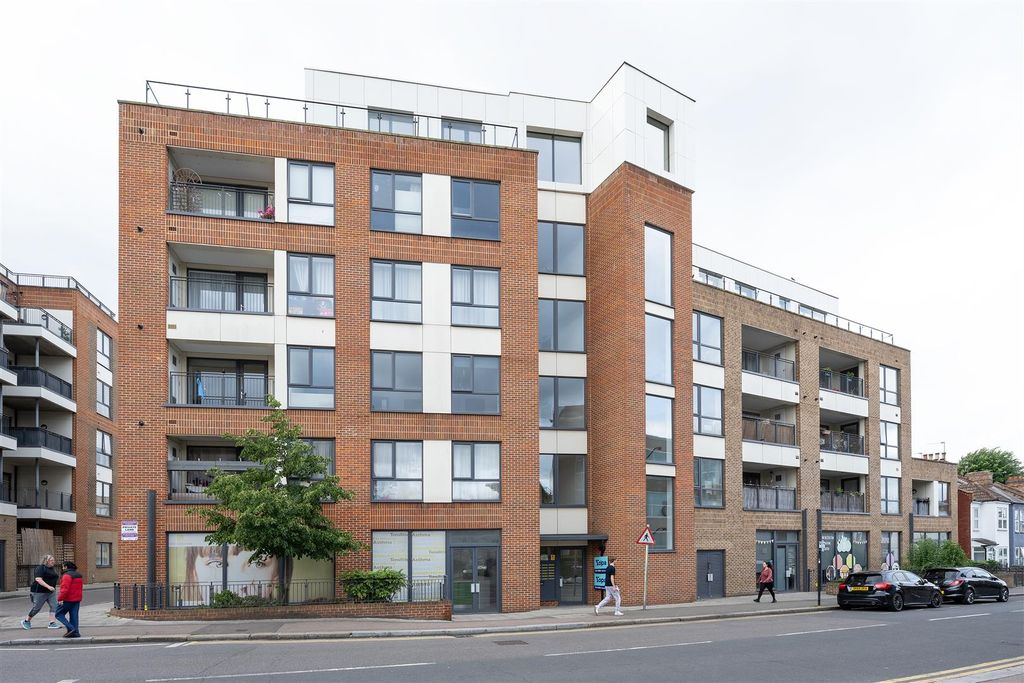 Property photo 1 of 14 Fulbourne Road, E17