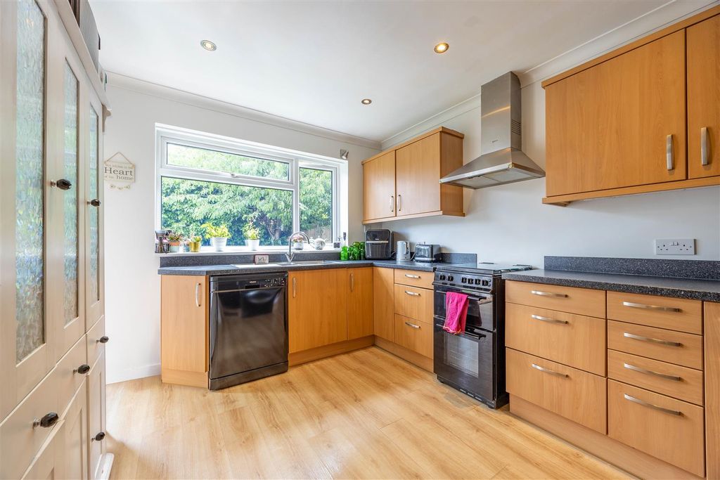 Property photo 3 of 30 Kitchen