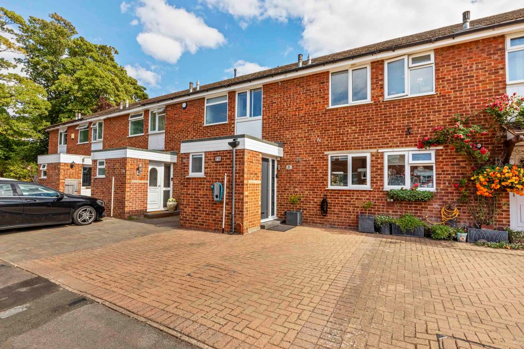 Property photo 2 of 20 8 Beeching Stoke, Sl7 1Jh (Low Res)-17