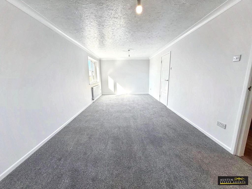 Property photo 2 of 11 Living Room