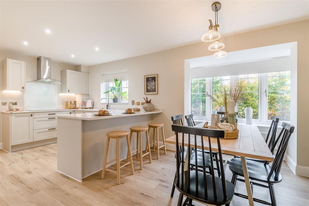 Property photo 2 of 16 8666907-Interior02.Jpg