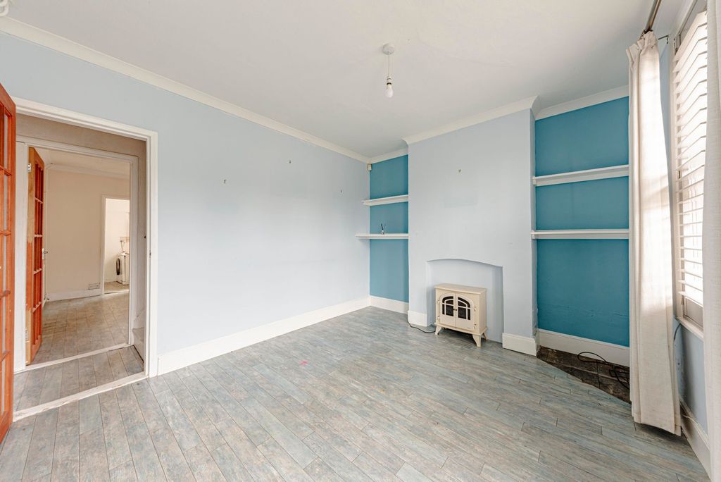 Property photo 3 of 15 Living Room (2)