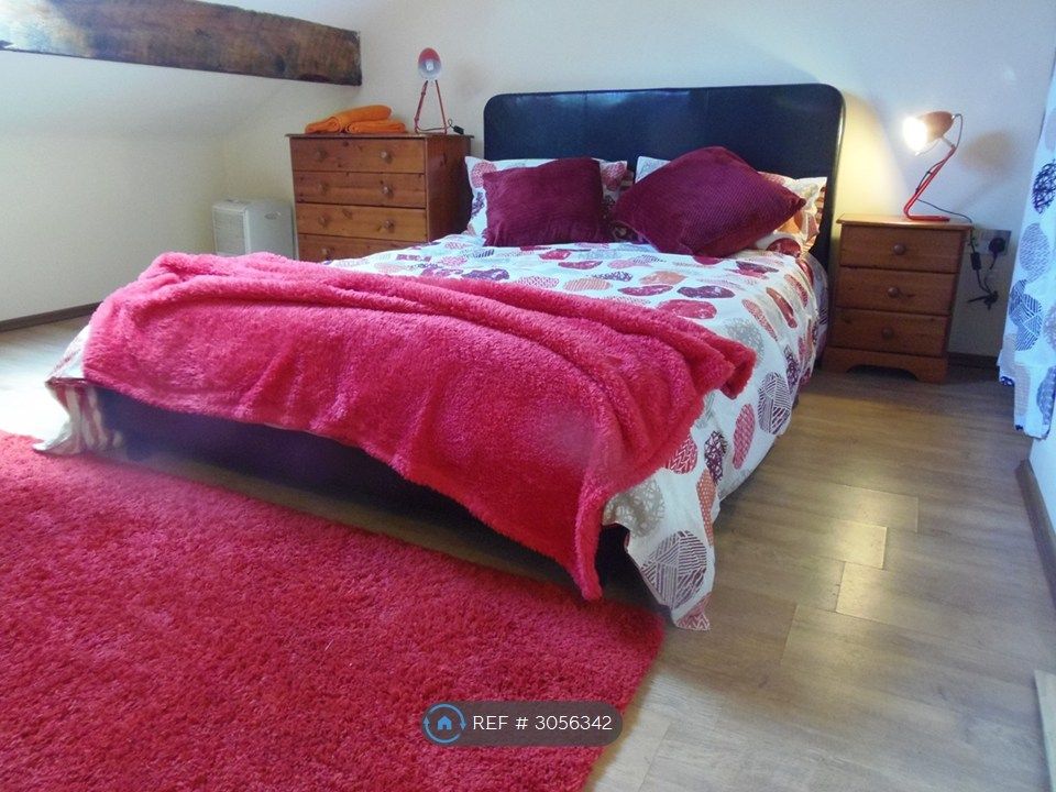 Property photo 3 of 12 Red Bedroom