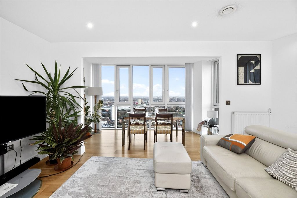 Property photo 1 of 17 Reception/Kitchen