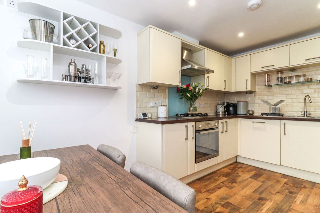 Property photo 2 of 27