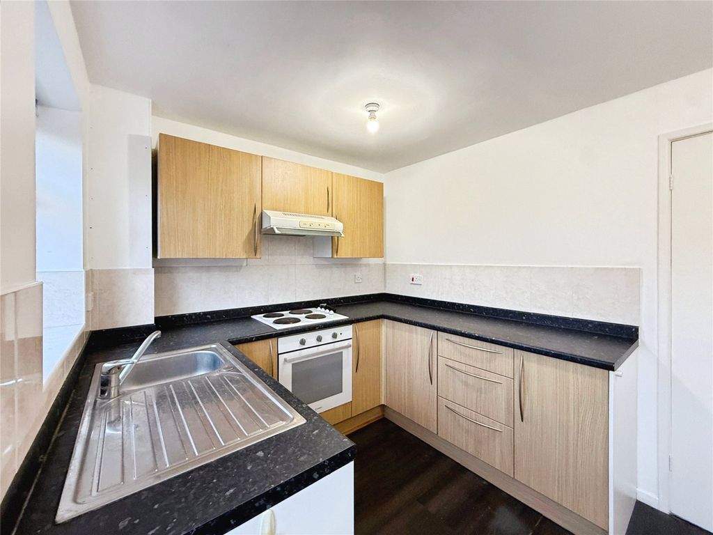 Property photo 3 of 11 Kitchen