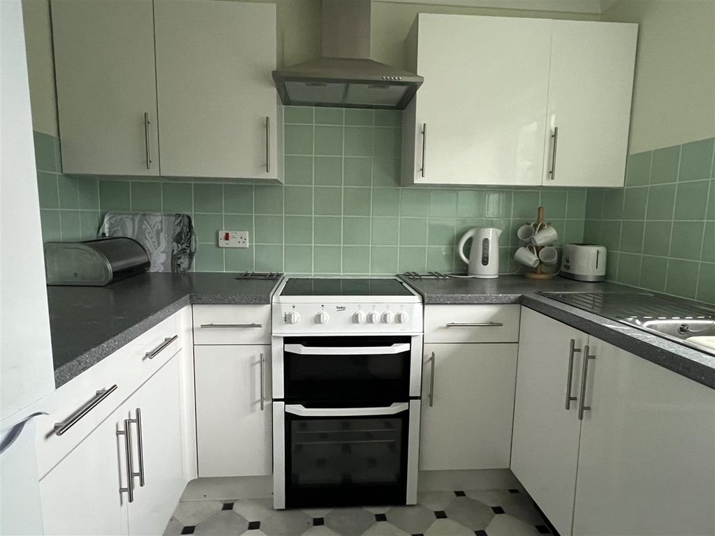 Property photo 3 of 12 Kitchen: