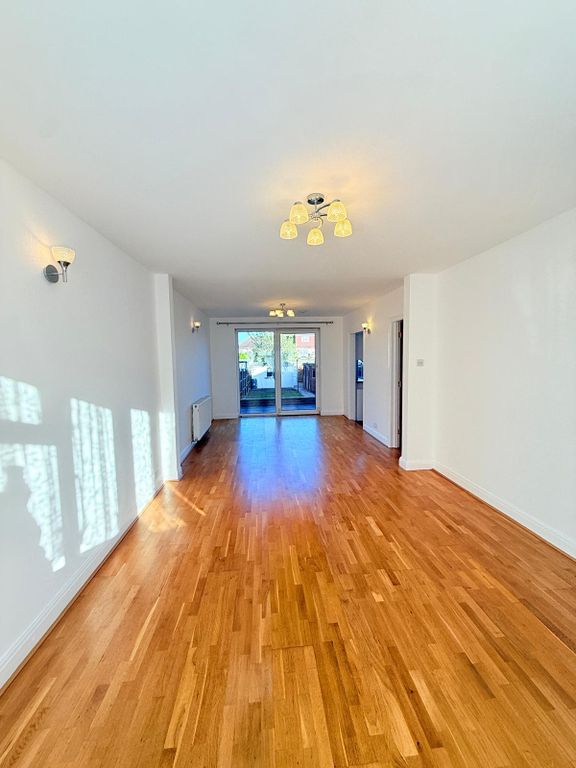 Property photo 1 of 16 Three-Bedroom End-Of-Terrace House To Rent