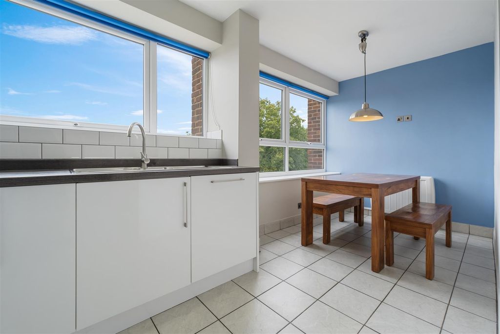 Property photo 3 of 12 17 Heathdene, Chase Side N14 5Hu-9.Jpg