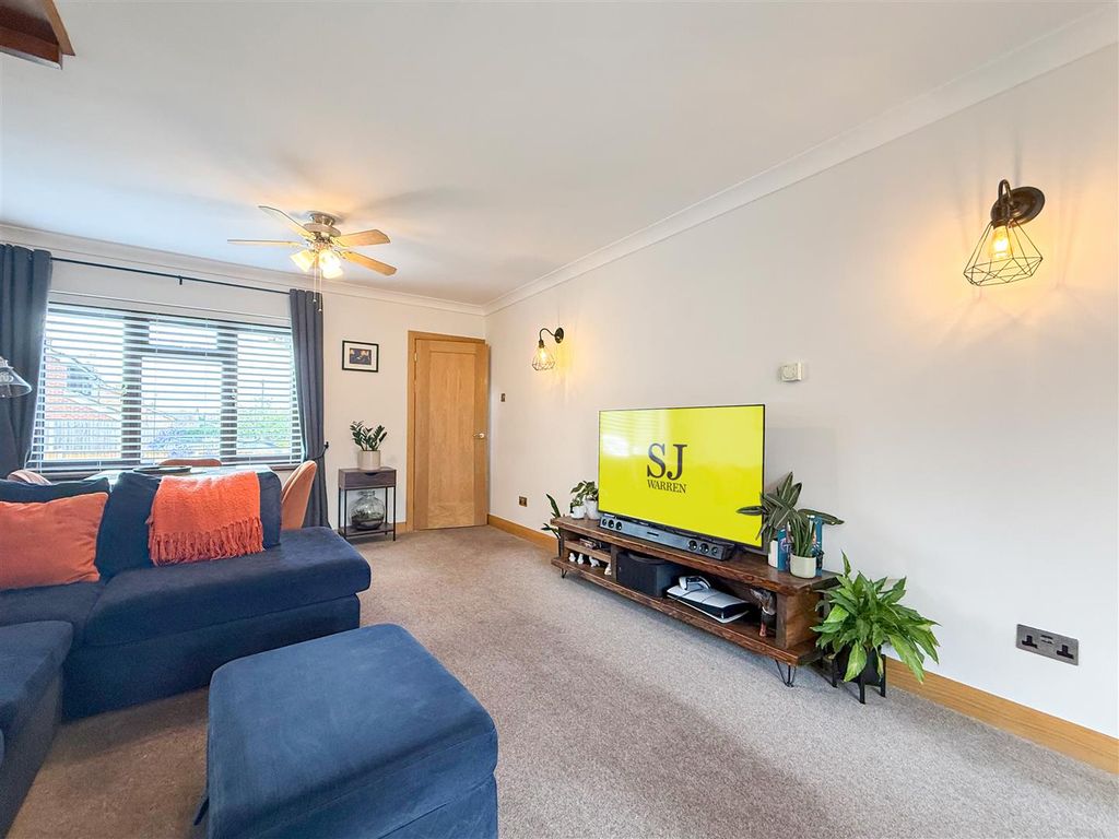 Property photo 3 of 19 Lounge