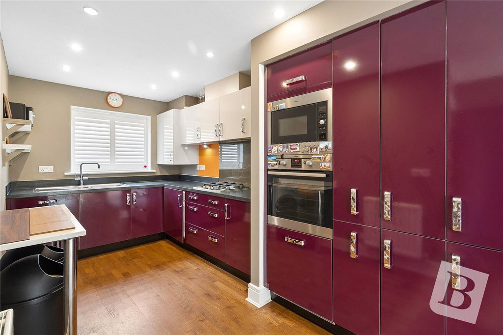 Property photo 2 of 18 Kitchen