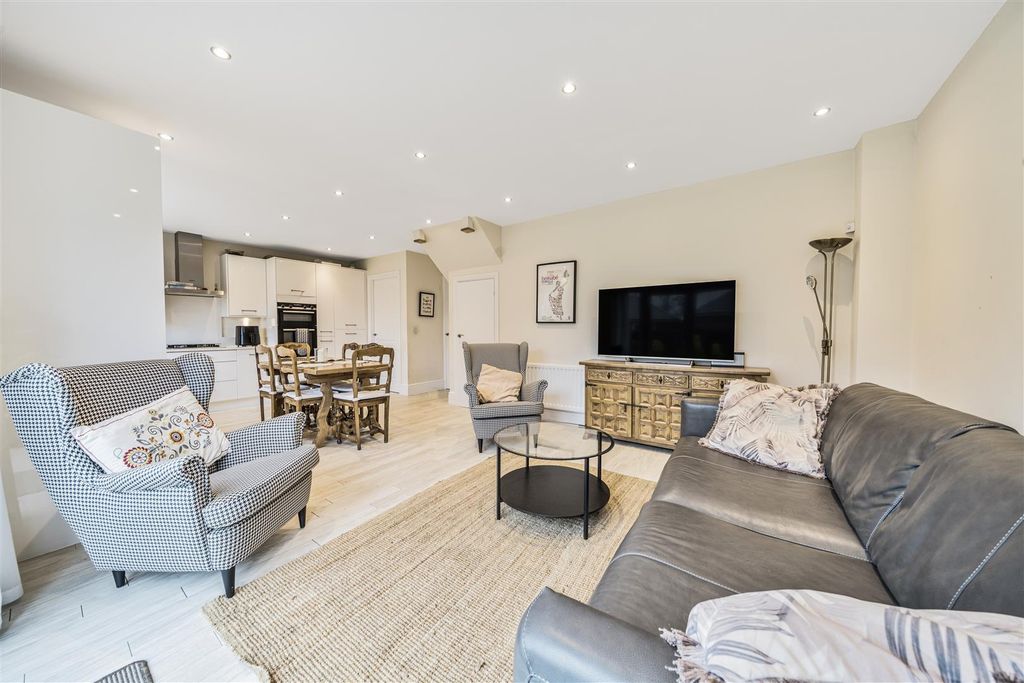 Property photo 3 of 25 1314985-12-685A6F5A99E6E.Jpg