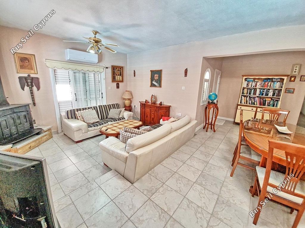 Property photo 3 of 35