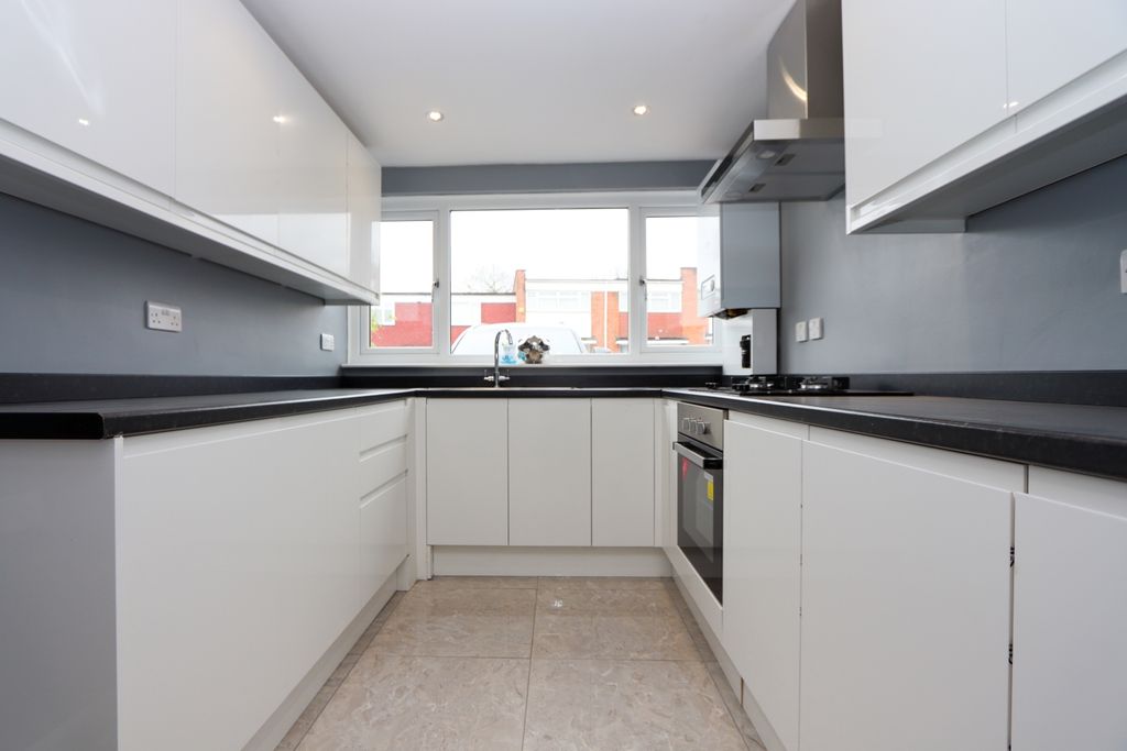 Property photo 2 of 10 Kitchen