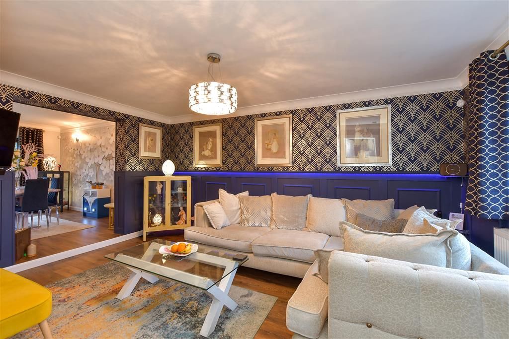 Property photo 2 of 18 Lounge