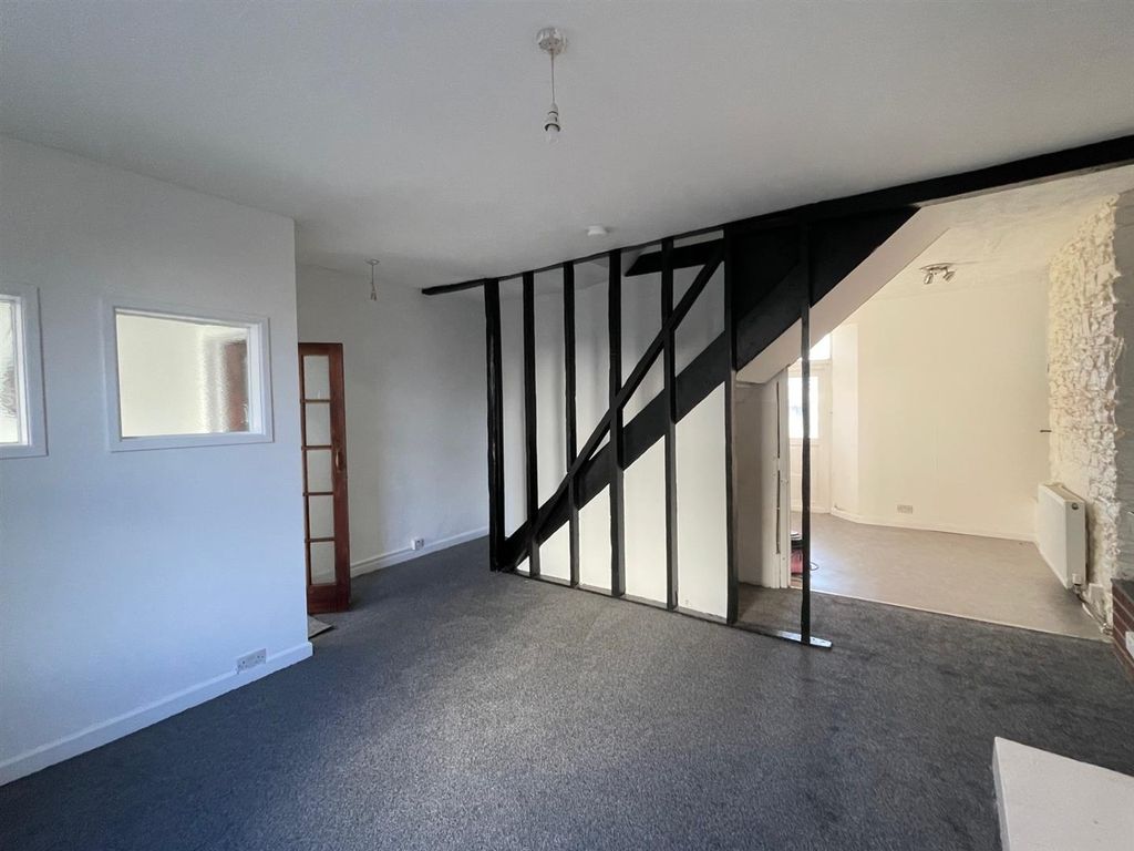 Property photo 3 of 14 Lounge