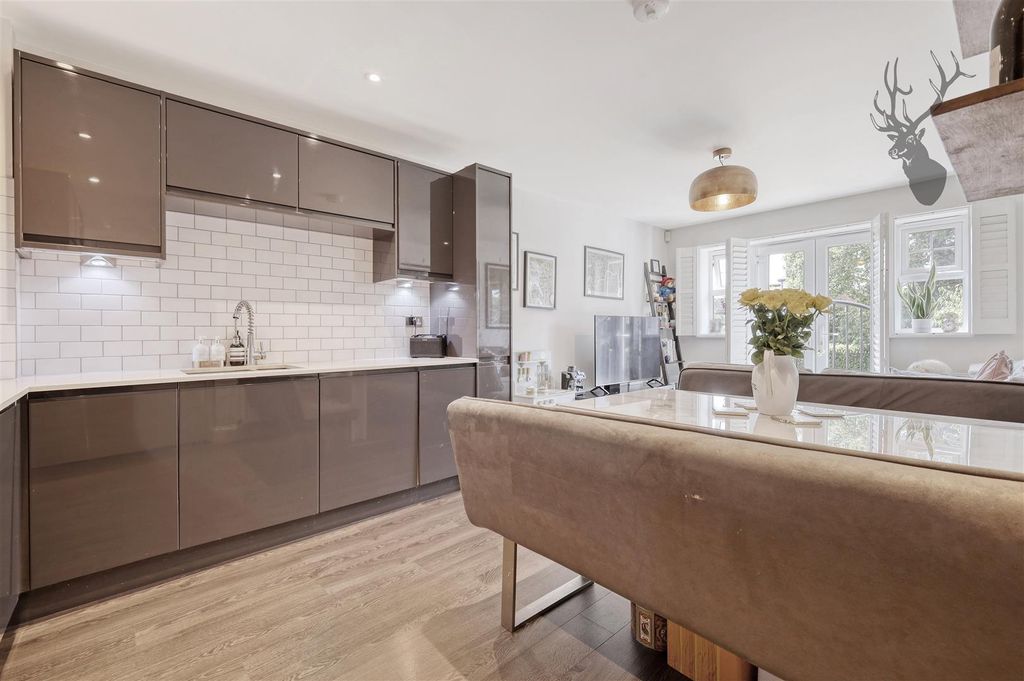 Property photo 2 of 25