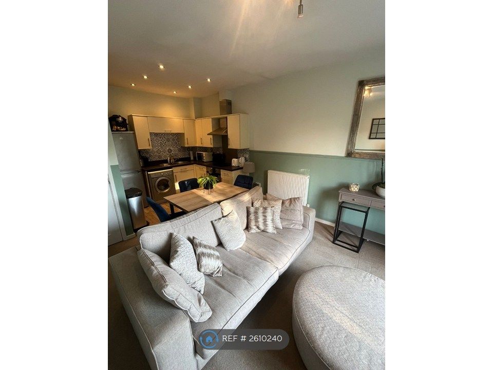 Property photo 3 of 11 Living Room / Kitchen