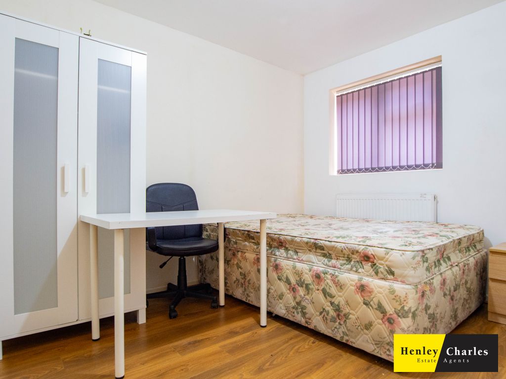 Property photo 3 of 8 Bedroom 1