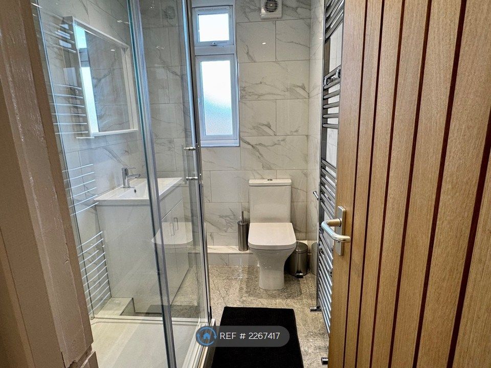 Property photo 2 of 10 Bathroom Communal
