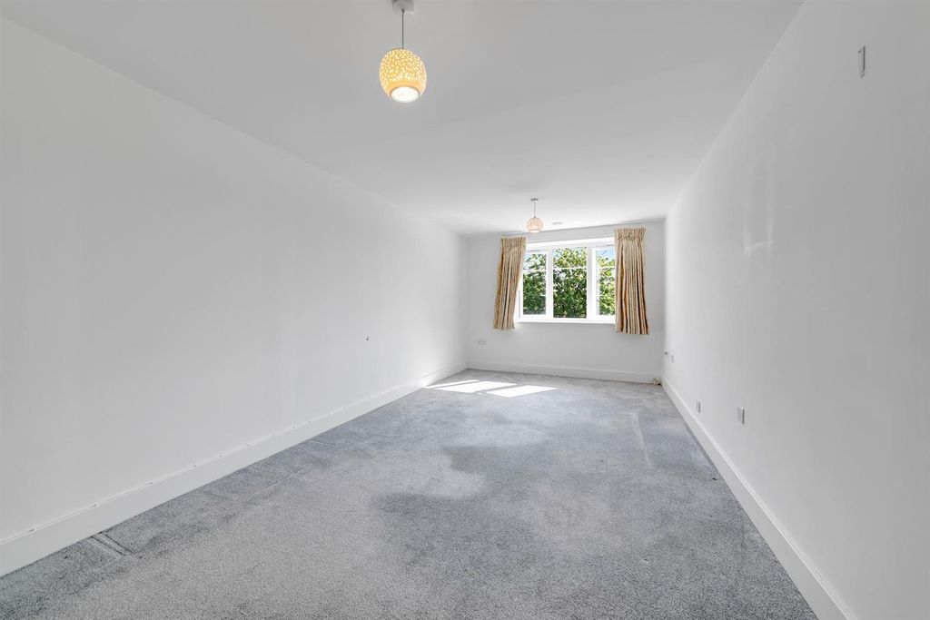 Property photo 2 of 20 03-Dd8123 Yew Tree Court -6-Medium.Jpg
