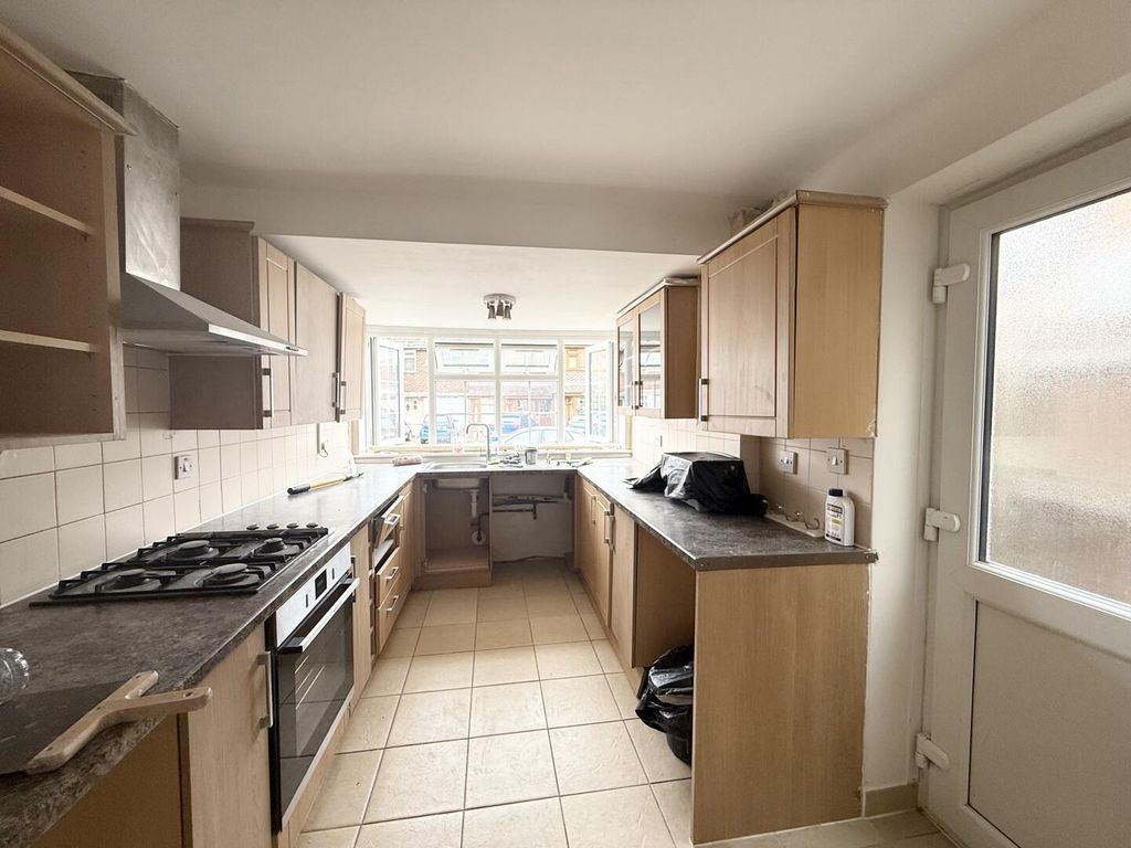 Property photo 2 of 9 Kitchen