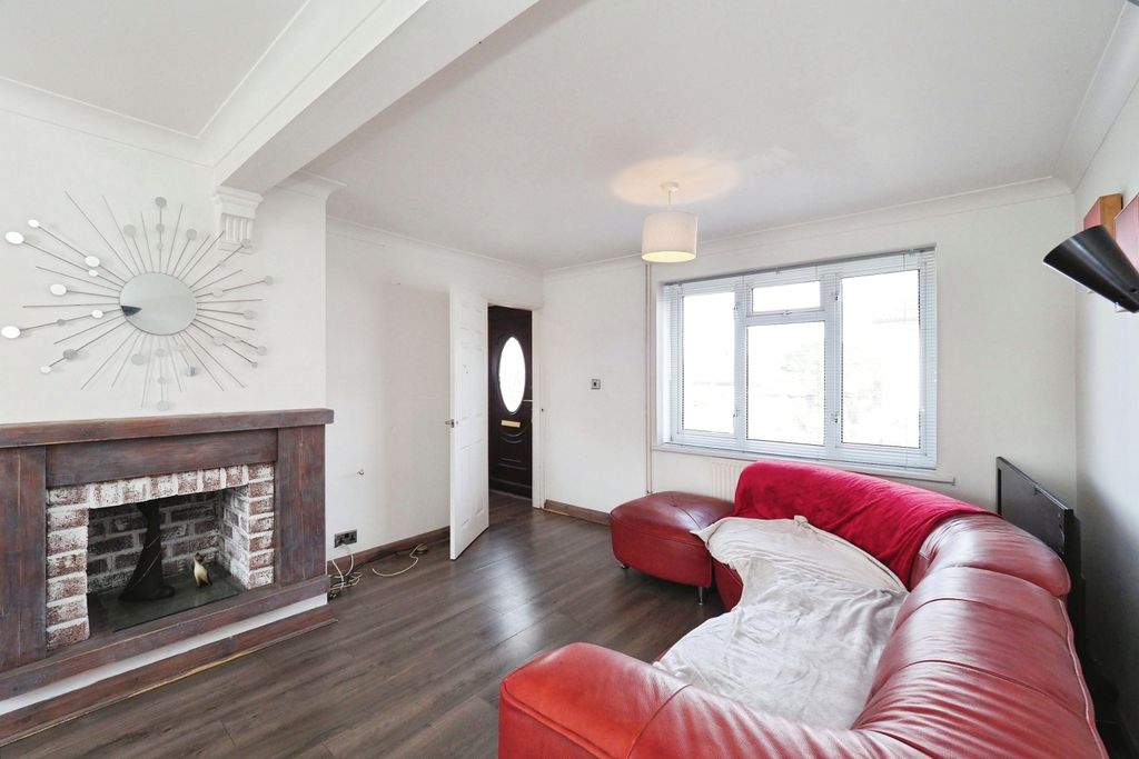 Property photo 3 of 20 Bright And Spacious Lounge Dining