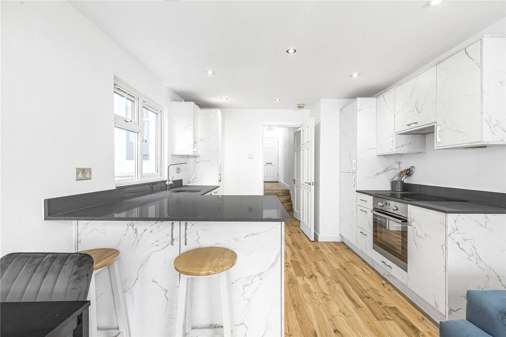 Property photo 3 of 11 Picture No. 18