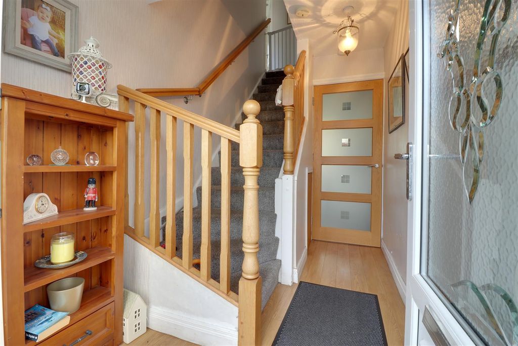 Property photo 2 of 19 Entrance Hall