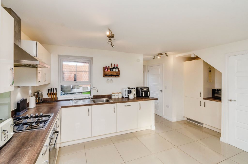 Property photo 3 of 17 Kitchen/Diner