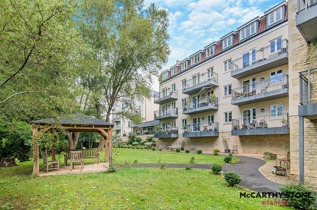 Property photo 1 of 22 Communal Gardens