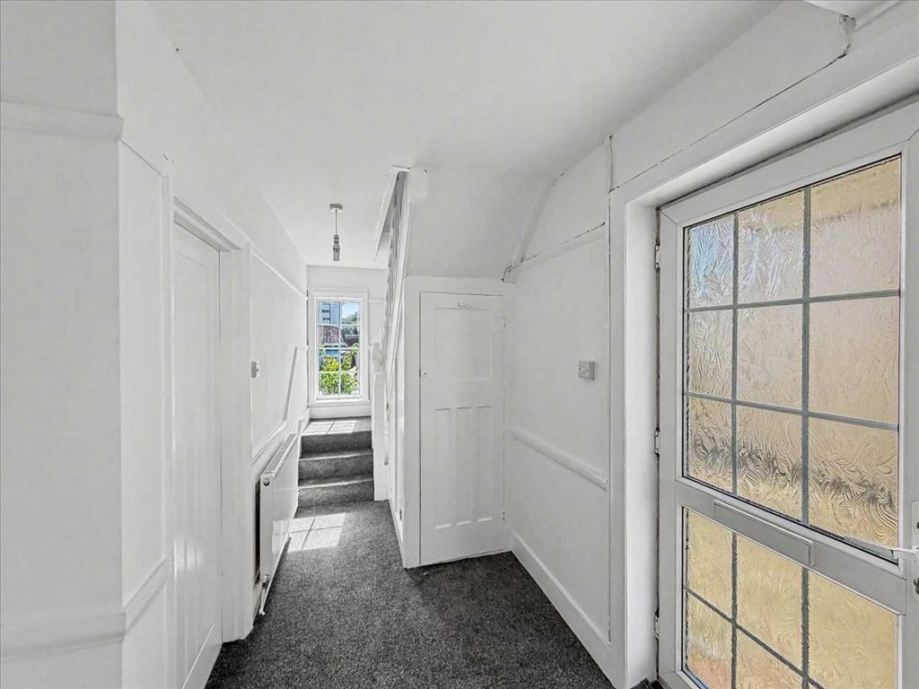 Property photo 2 of 17 Entrance Hall