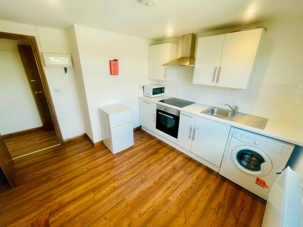Property photo 1 of 5 1 Bed Flat To Rent Uxbridge Road, London W12