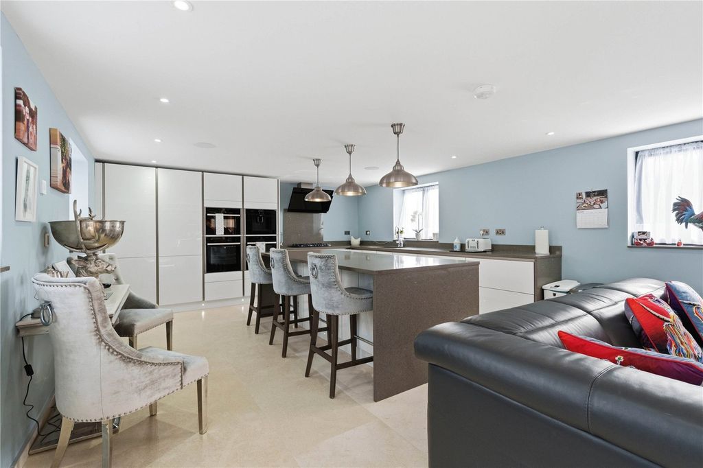 Property photo 3 of 67 Picture No. 02