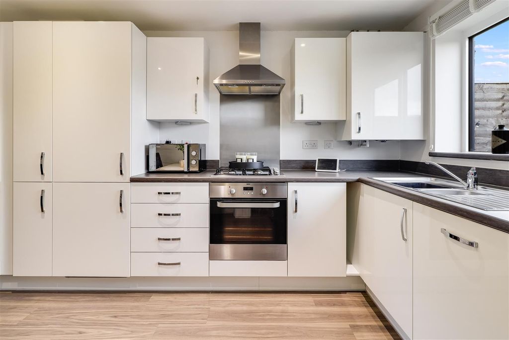 Property photo 3 of 16 Kitchen