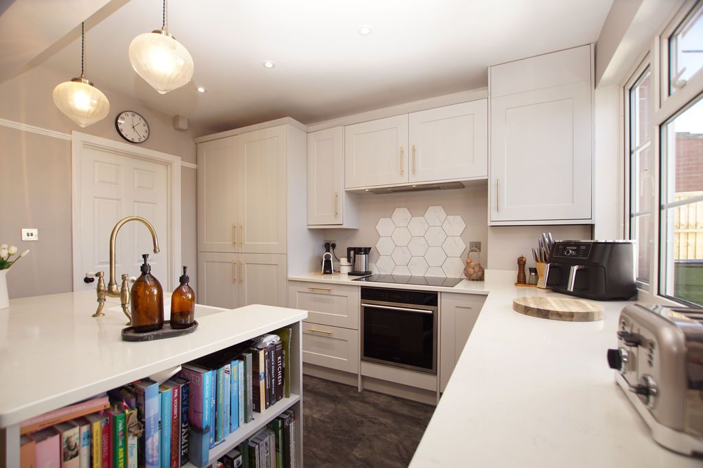 Property photo 3 of 17 Kitchen