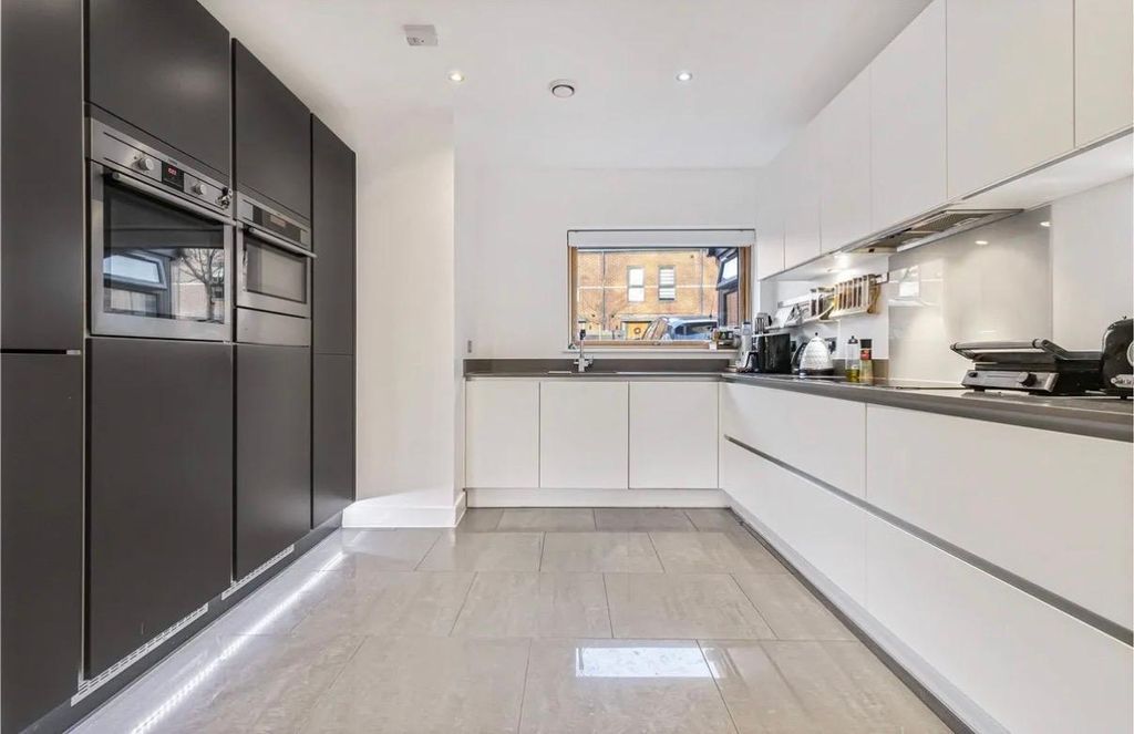 Property photo 2 of 10 Kitchen