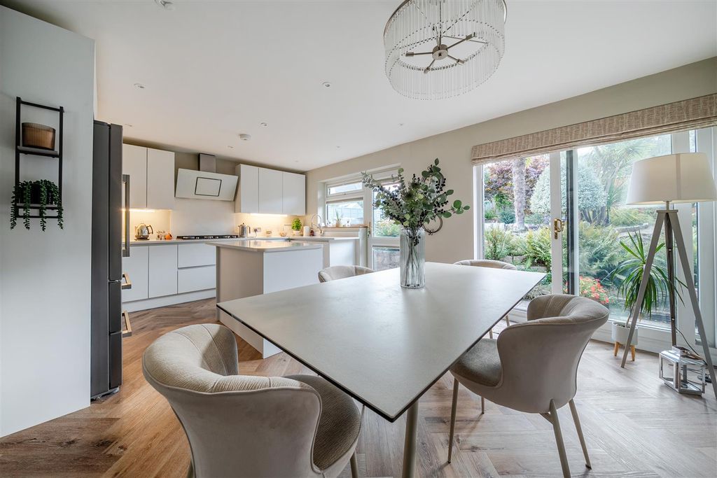 Property photo 3 of 17 Dining Area