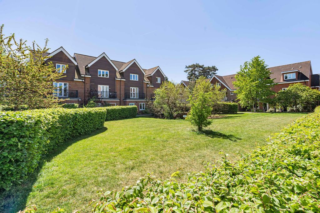 4 bed terraced house for saleMulberry Way, Ashtead KT21