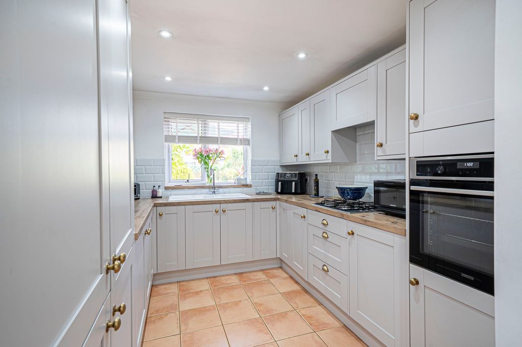Property photo 3 of 26 Kitchen