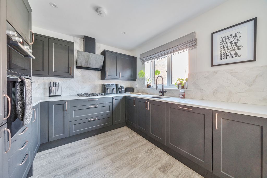 Property photo 3 of 17 13130091368531De30c40d